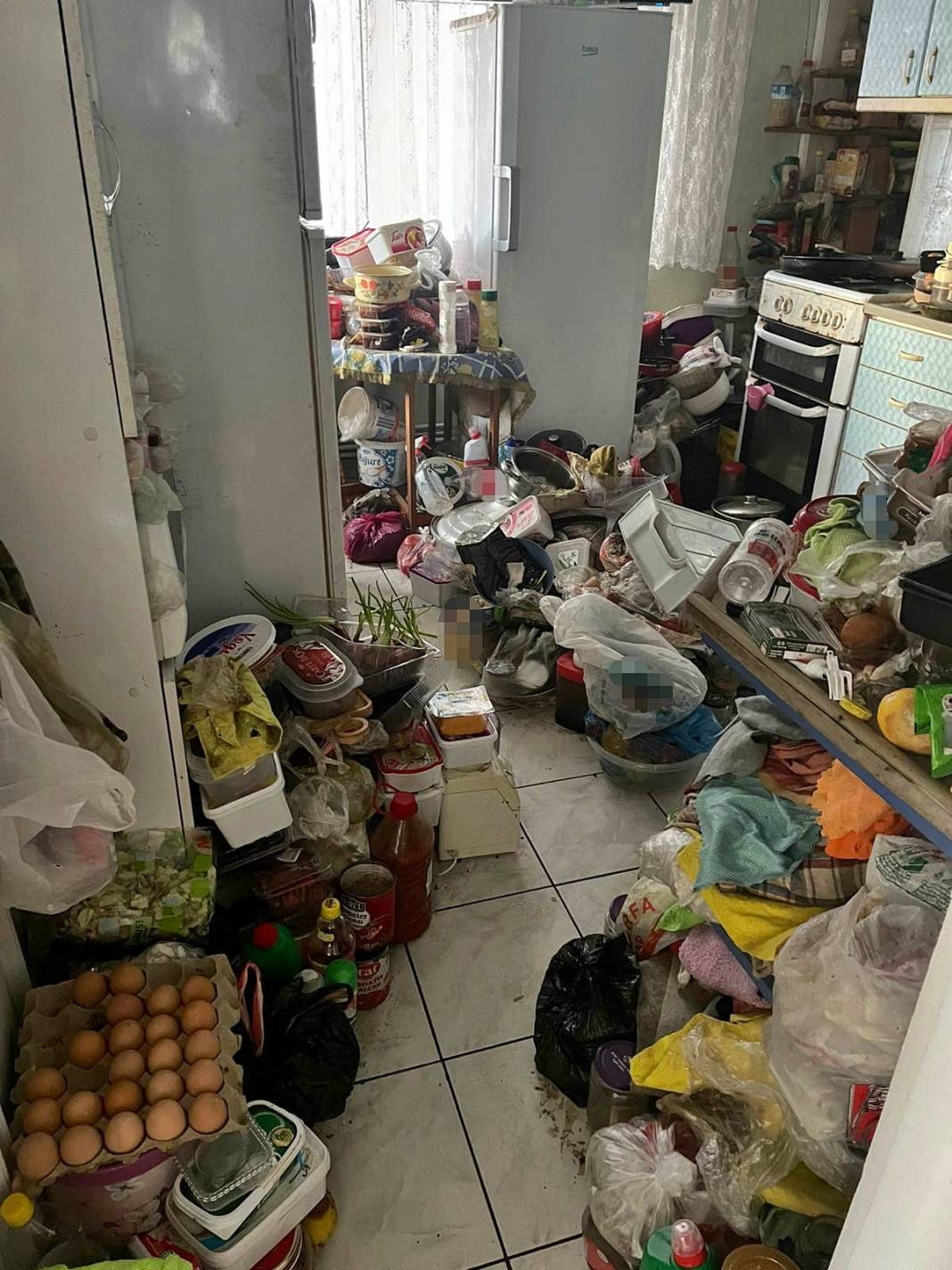 10 yıldır biriktirdiği çöpler apartman sakinlerini çıldırttı! Kamyon kamyon toplanan çöpler şaşkına çevirdi 7